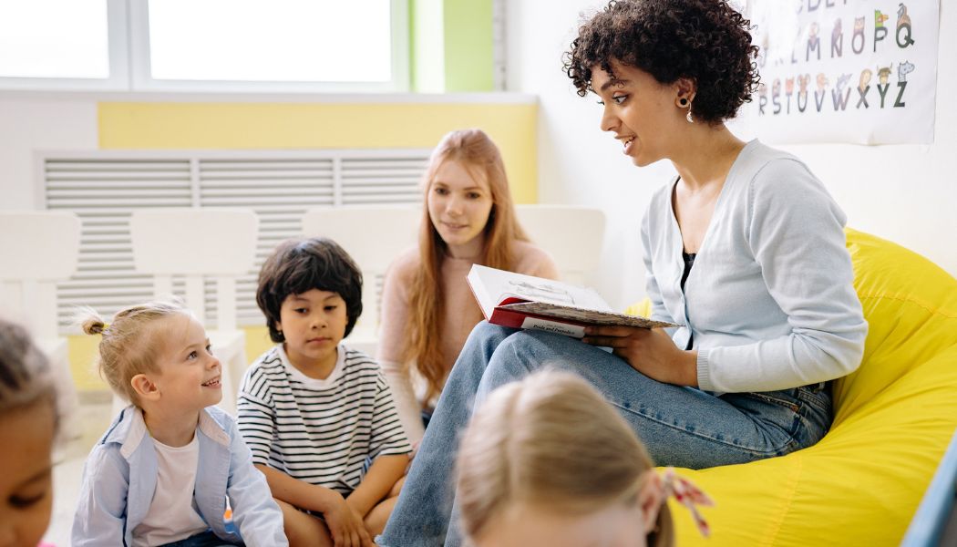 Teacher reading to a group of small children